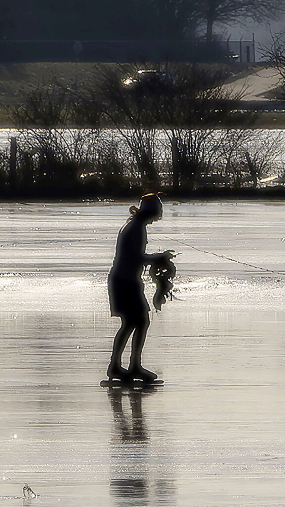 Foto 1 Hessel Serie 'dwalen', Deventer, Schaatster Met Smartphone, Januari 2024 Fragment